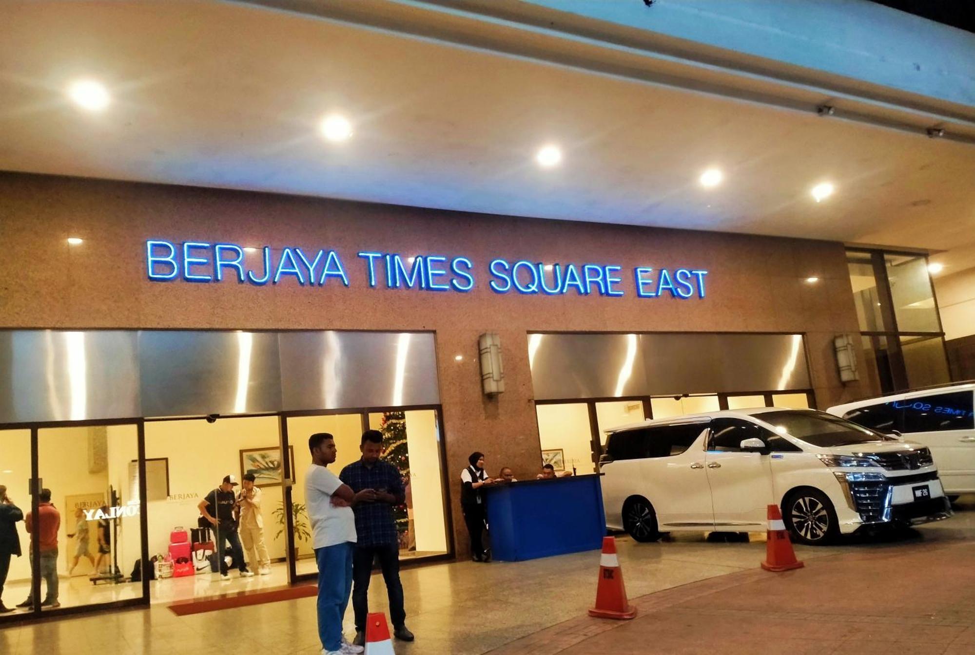 Traveler Service At Times Square Pangsapuri