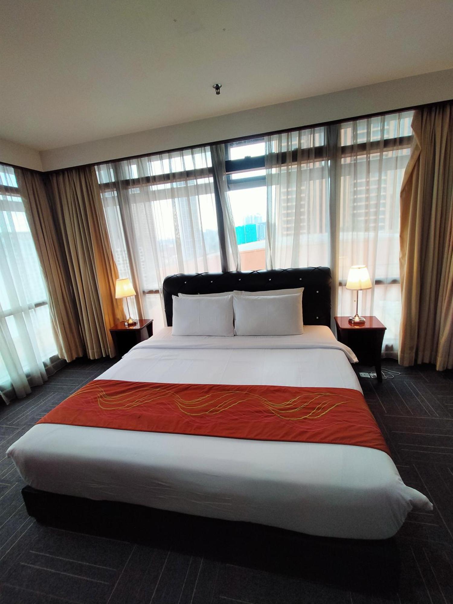 Traveler Service At Times Square Pangsapuri *